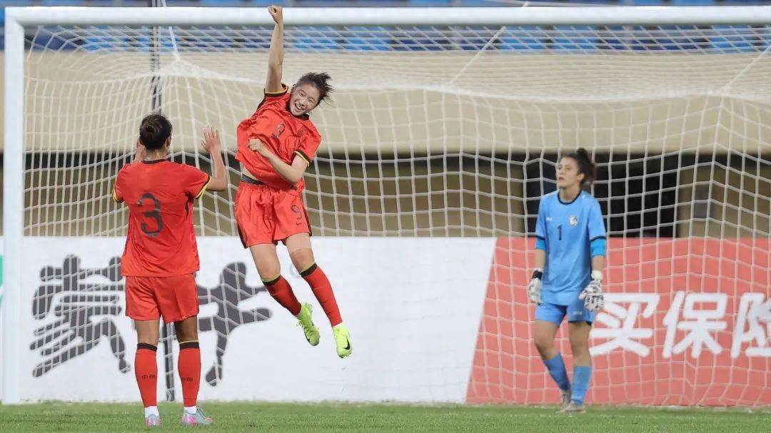 女足比赛中赢得胜利的国家队庆祝胜利的简单介绍