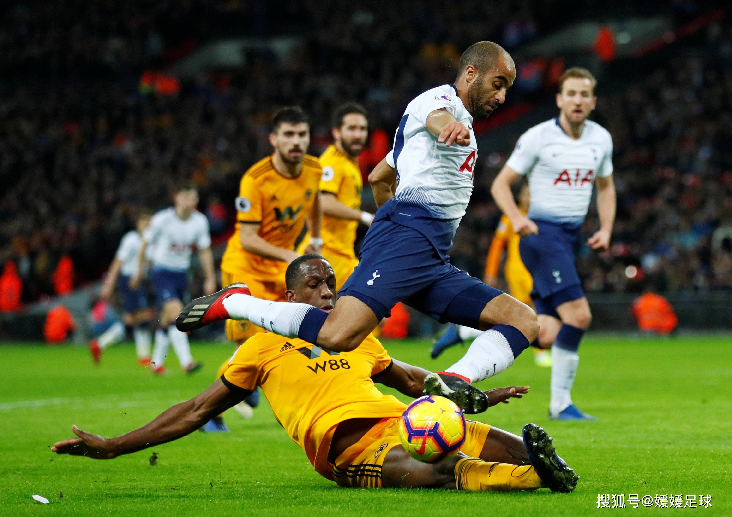 足球对决揭开战幕，球场气氛炽烈