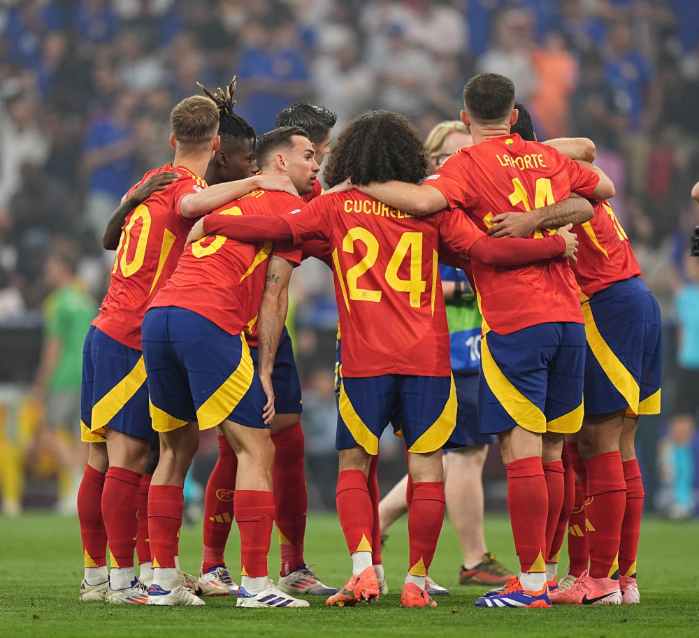 西班牙队全面战胜对手，迎来胜利的简单介绍