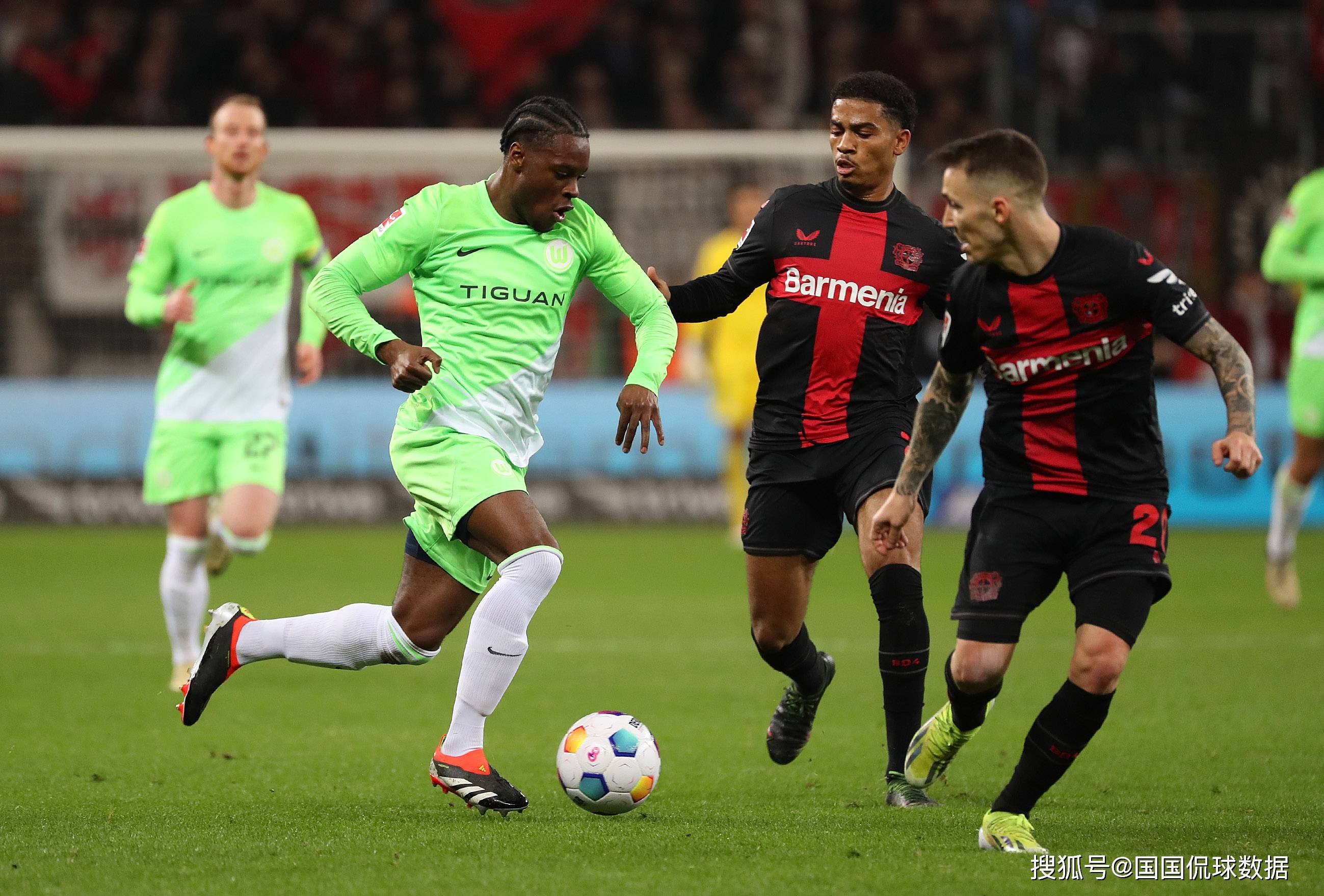 包含沃尔夫斯堡球员爆发，带领球队征服球场的词条