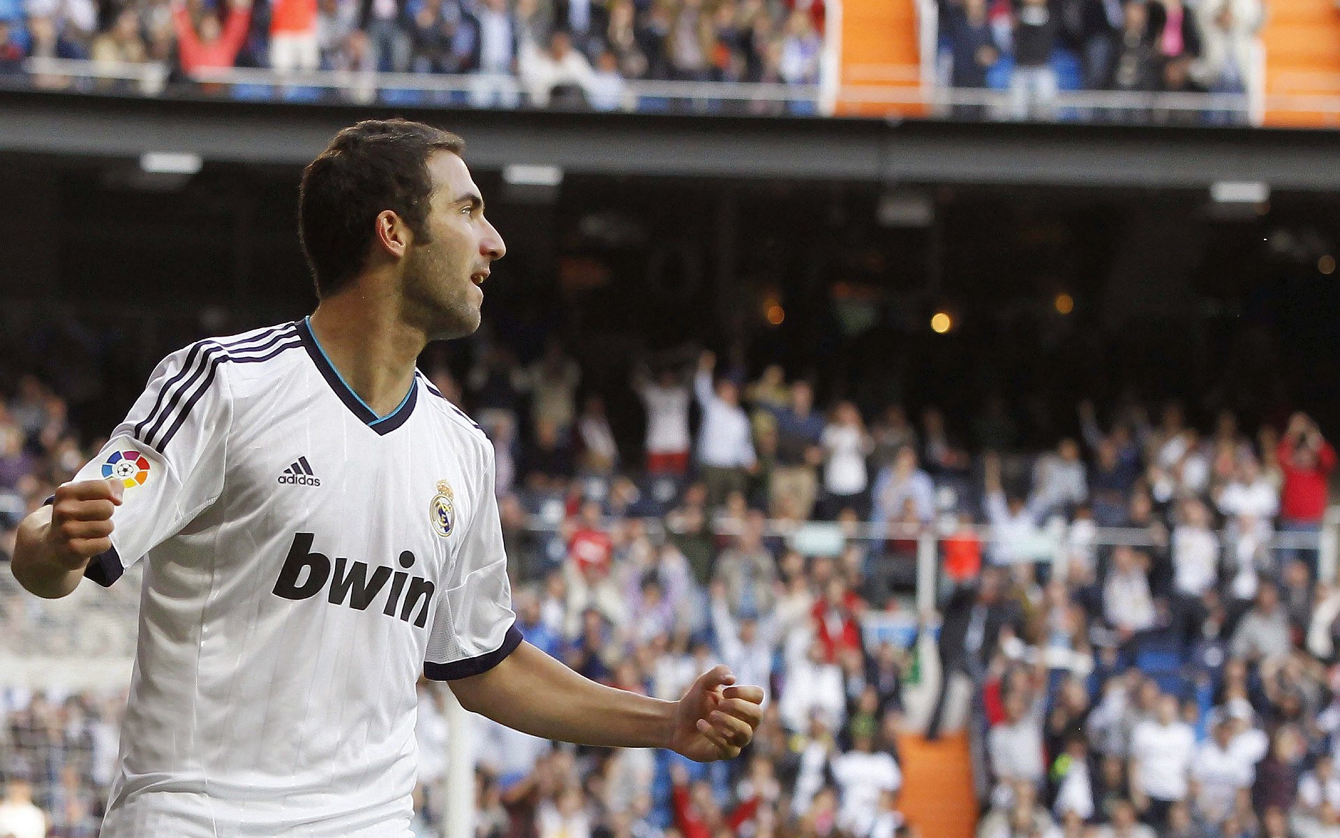 黄喜灿闪耀圣西罗，瑞士军团掀翻蓝黑巨人